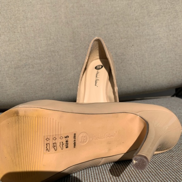 Michael Antonio nude, tan heels - Picture 5 of 9